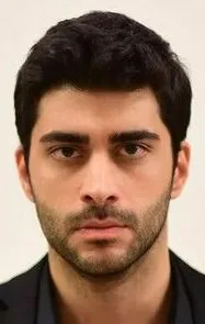 Фотография актёра Догукан Гюнгёр